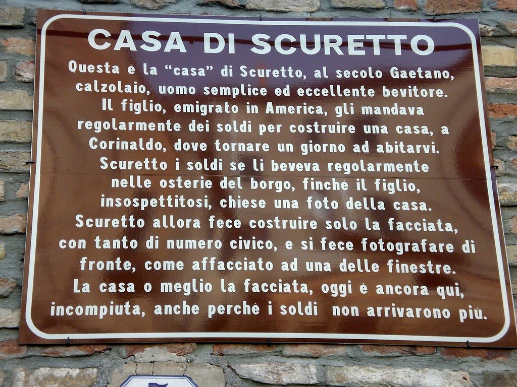 BizzarroBazar's tweet photo. A Corinaldo (AN) c'è una casa finta.
Per colpa del vino. https://t.co/eEdrOBOSsA