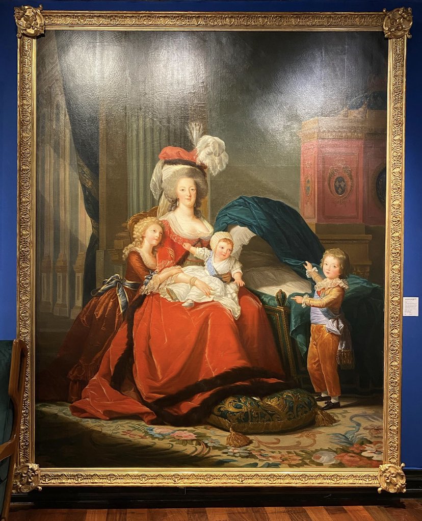 Drouot's tweet photo. Marie-Antoinette à l'Hôtel Drouot ce samedi 😍
 
Ce samedi 21 mai, l’hôtel des ventes est ouvert à tous de 11h à 18h.

Vous y découvrirez une réplique de l'œuvre magistrale de Vigée Le Brun, d'époque Restauration, et la seule copie peinte connue aux dimensions de l'originale ! https://t.co/DUtTqg9Pte