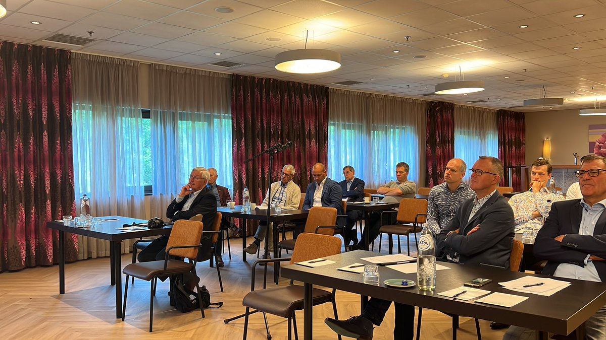 Erik Mosselman vertelt waar eigenlijk de langsdammen op de Waal voor dienen aan de bezoekers van de internationale afdeling van ScippersVereniging Schuttevaer.