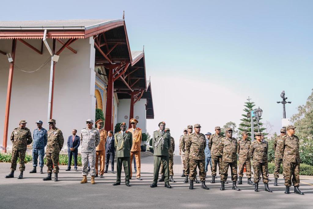 AbiyAhmedAli's tweet photo. የኢ.ፌ.ዲ.ሪ. መከላከያ ዋር ኮሌጅ የመጀመሪያ ዙር ምሩቃን እንኳን ደስ ያላችሁ! የዛሬው ምረቃ ለነገ ዕውቀትን ፍለጋ ሊያዘጋጃችሁ ያስፈልጋል። ዕውቀትን ሳትታክቱና ሳታቋርጡ እንድትሹ፣ ያገኛችሁትን ዕውቀት እንድታካፍሉ  አደራ ��ላችኋለሁ። https://t.co/l1YdVKBtCM