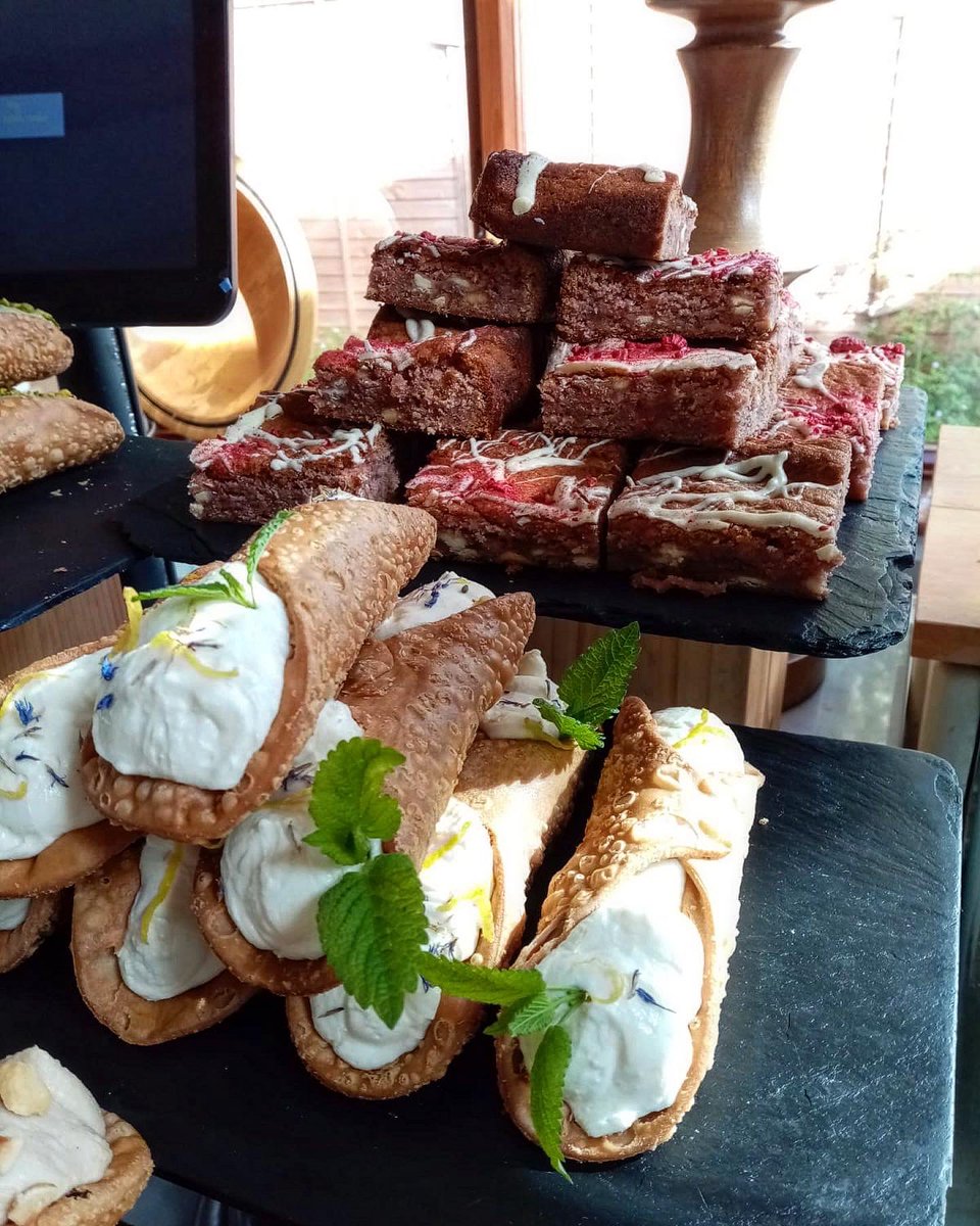 ToonsBridge's tweet image. Chunky Chocolate Brownies, Blondies and of course Pistachio Cannoli ✨ all available at our dairy shop, open today and tomorrow from 10am - 6pm 🌸

#blondies #brownies #italianstylepastry #cannoli #freshricotta #westcork #baking #ireland #toonsbridgedairy  #inchigeelagh