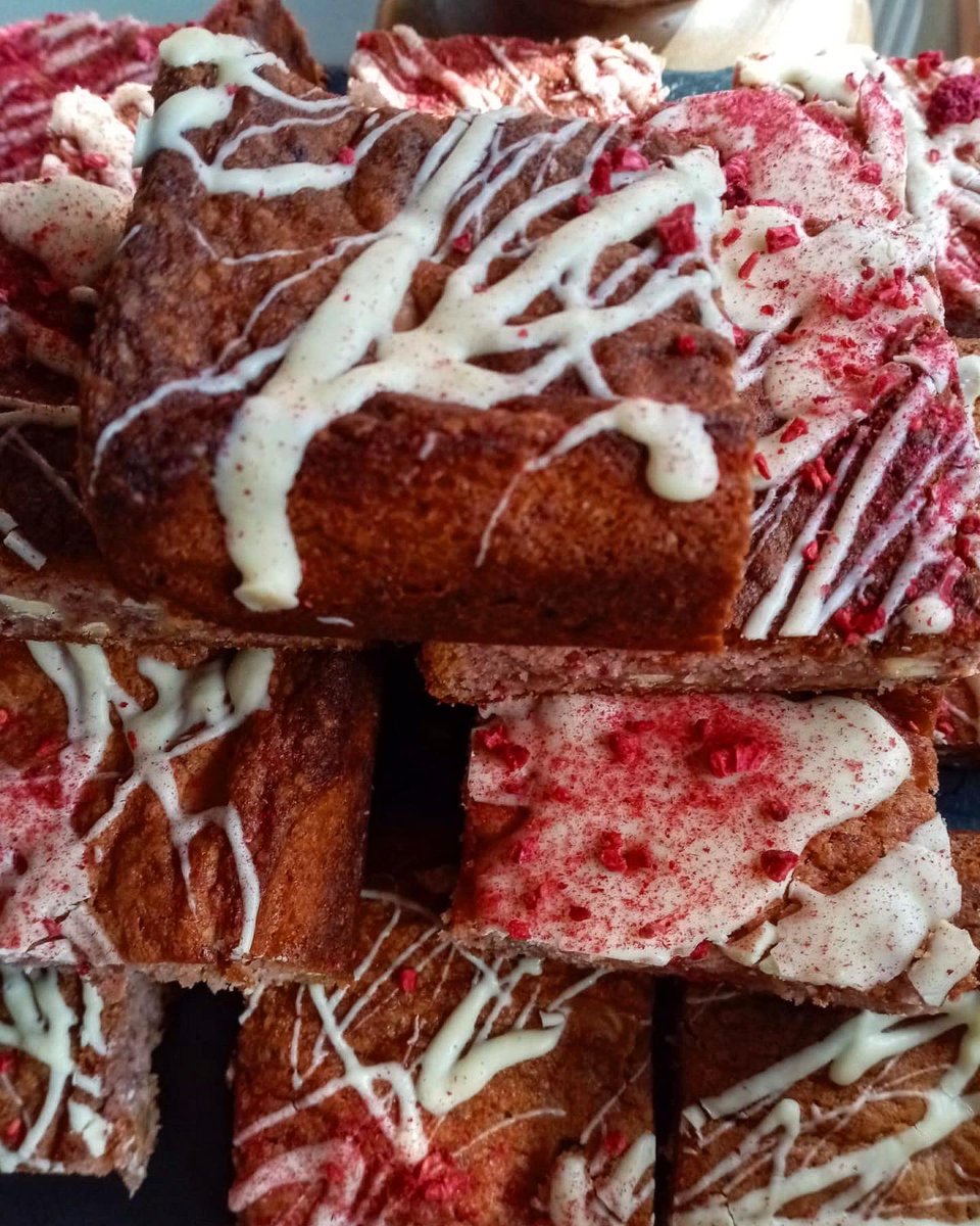 Chunky Chocolate Brownies, Blondies and of course Pistachio Cannoli ✨ all available at our dairy shop, open today and tomorrow from 10am - 6pm 🌸

#blondies #brownies #italianstylepastry #cannoli #freshricotta #westcork #baking #ireland #toonsbridgedairy  #inchigeelagh