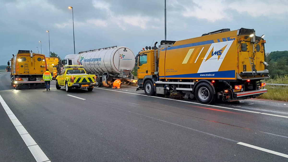 IMS_GDM's tweet photo. Afgelopen nacht zijn onze mensen voor het van ruim 33 ton room.

Onze milieukundige ter plaatse heeft gezorgd voor de aansturing en begeleiding van de sanering en het afdammen en leegzuigen van de sloot.

#room #nachtwerk #calamiteiten https://t.co/QFcttXIFRG