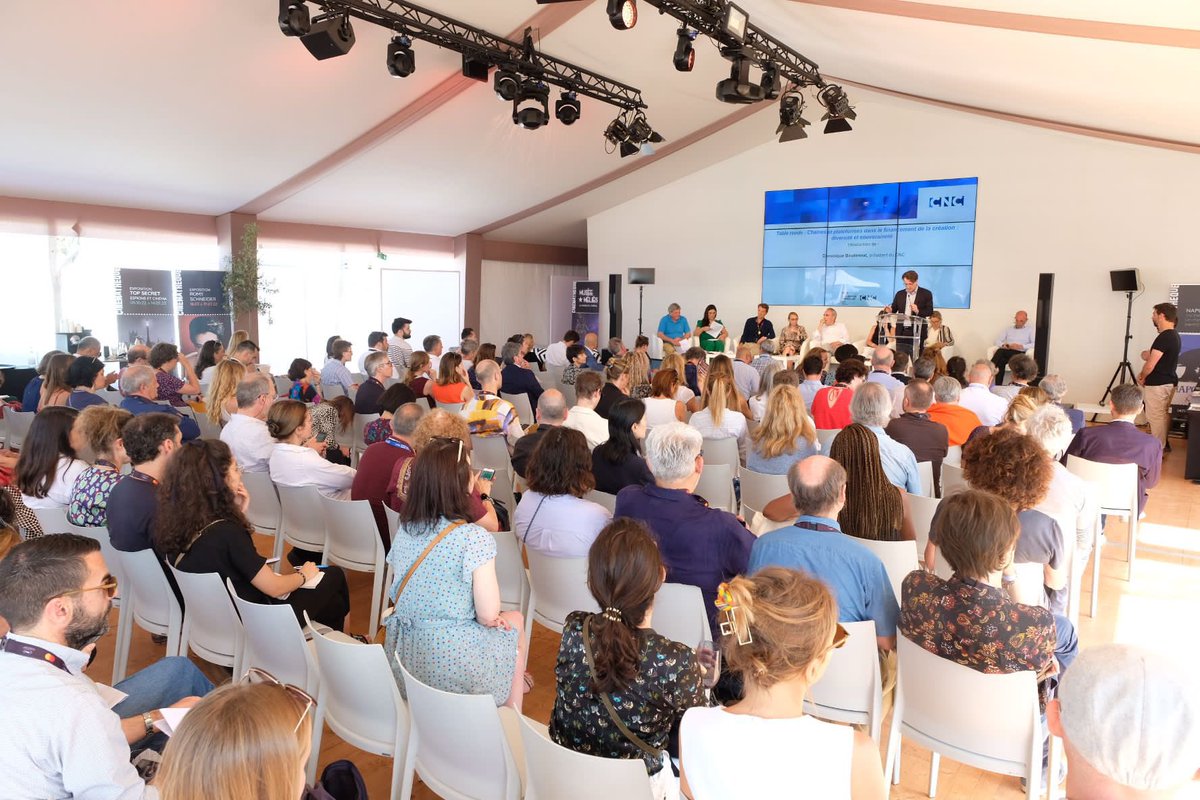 Table ronde "Chaînes et plateformes dans le financement de la création"
Avec: <a href="/bernet_d/">Damien Bernet</a>, <a href="/NetflixFR/">Netflix France</a> Karine Blouet, <a href="/M6Groupe/">Groupe M6</a> <a href="/FloGastaud/">Florence Gastaud</a>, <a href="/WildBunch/">Wild Bunch</a> <a href="/JeanFMary/">Jean-François Mary</a>, <a href="/Arcom_fr/">Arcom</a> <a href="/TardieuCh/">Christophe Tardieu</a>, <a href="/Francetele/">France Télévisions</a> <a href="/RosalieVarda/">Rosalie Varda</a>, Ciné Tamaris <a href="/mk2/">mk2</a> <a href="/salima_yenbou/">Salima Yenbou</a>, eurodéputée
<a href="/fandoetlis/">Pascal Rogard 🇺🇦</a>, SACD