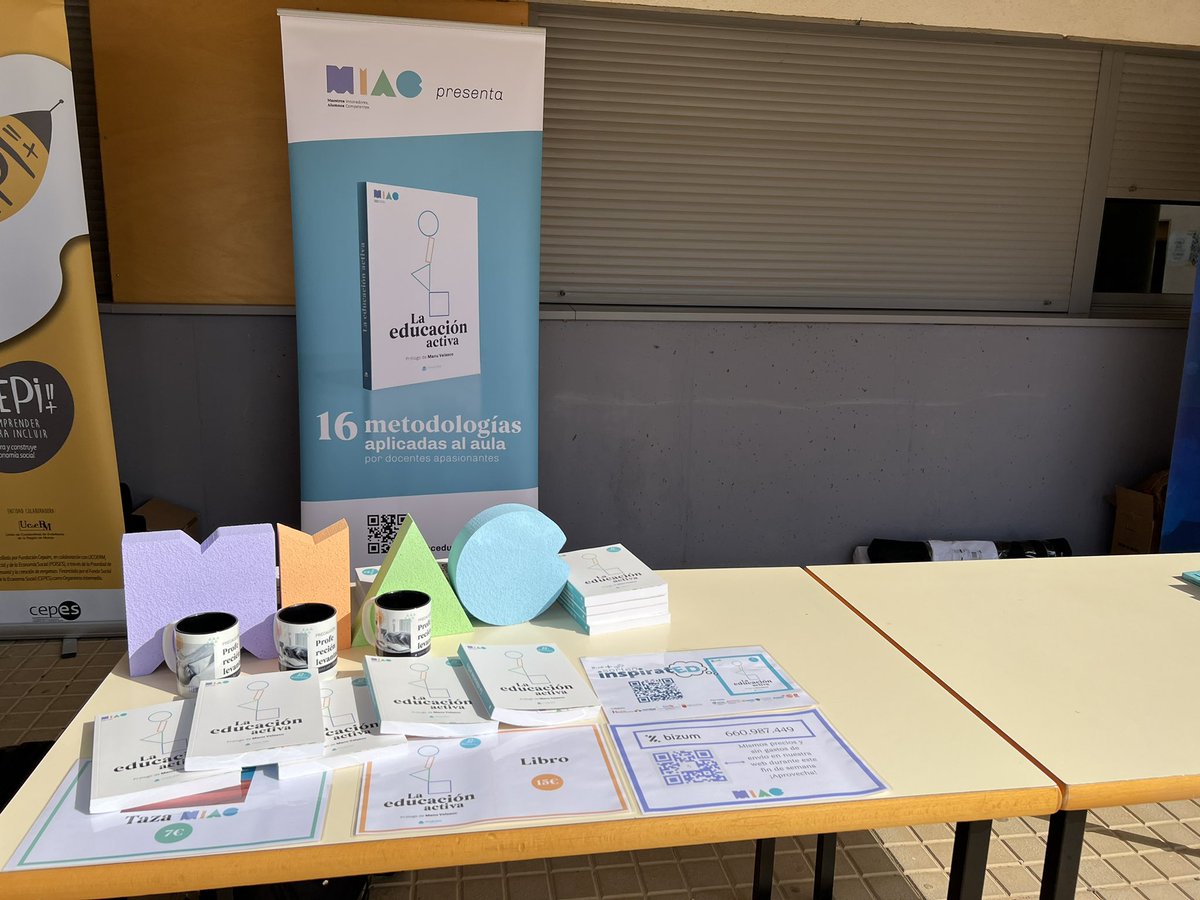 MIACeduca's tweet photo. 😃 Estamos en @colemiralmonte de Cartagena en el circuito de conferencias #inspiratED, acto de apertura por parte de nuestra @NANDAGC, del equipo @MIACeduca 💙 https://t.co/4y8DSDEOKt