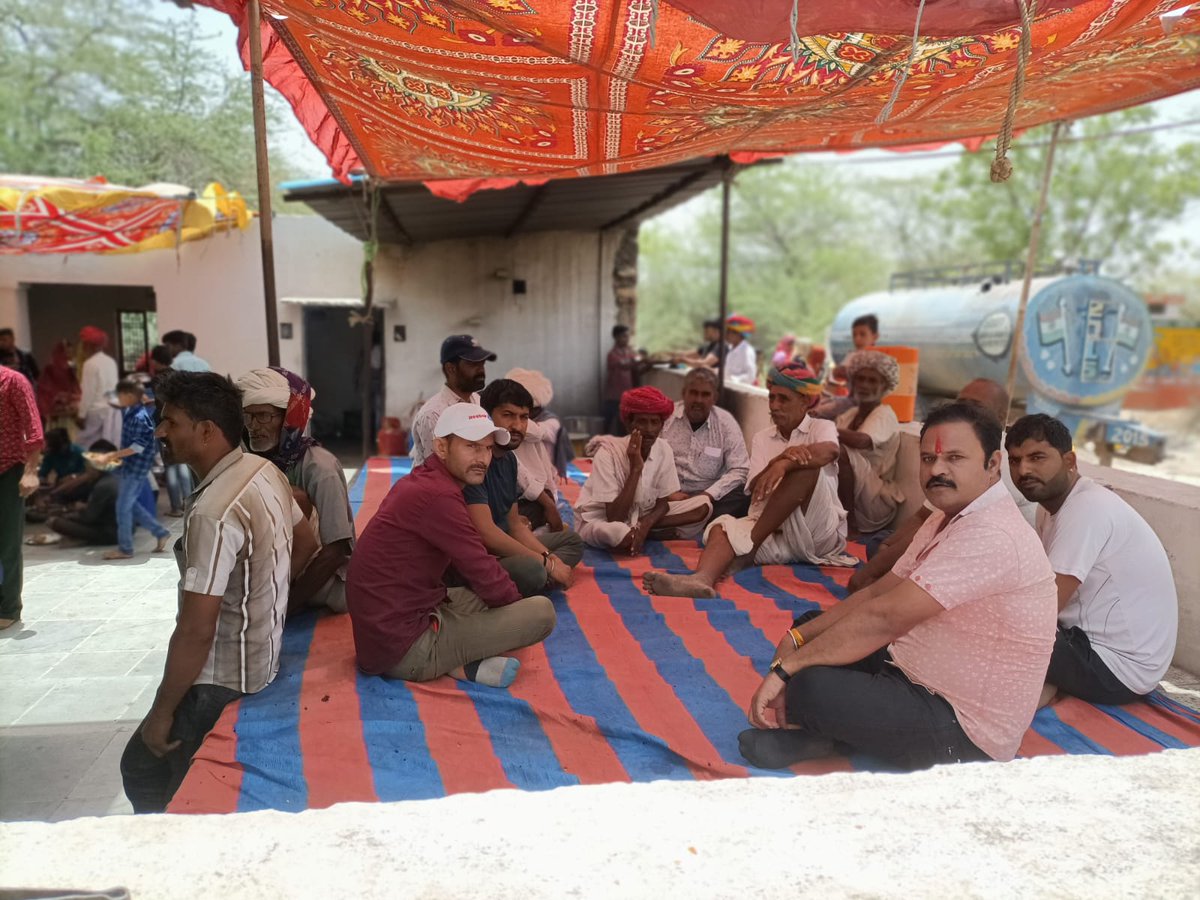 GaganSinghRao2's tweet photo. जल क्रांति अभियान में आज बासलिया गांव में किंगसेना टीम ने जनसंपर्क किया , जिसमें नारायण सिंह जी,मोहन सिंह जी दाता होकम,नादान सिंह जी गोरधन जी रेबारी,से मुलाकात हुई,वहां मौजूद कर्मठ किंग सेना के कैलाश जी डांगी निर्मल जी डांगी शिव जी डांगी मौजूद रहे |
#kingsena https://t.co/crvDQ44Qhm