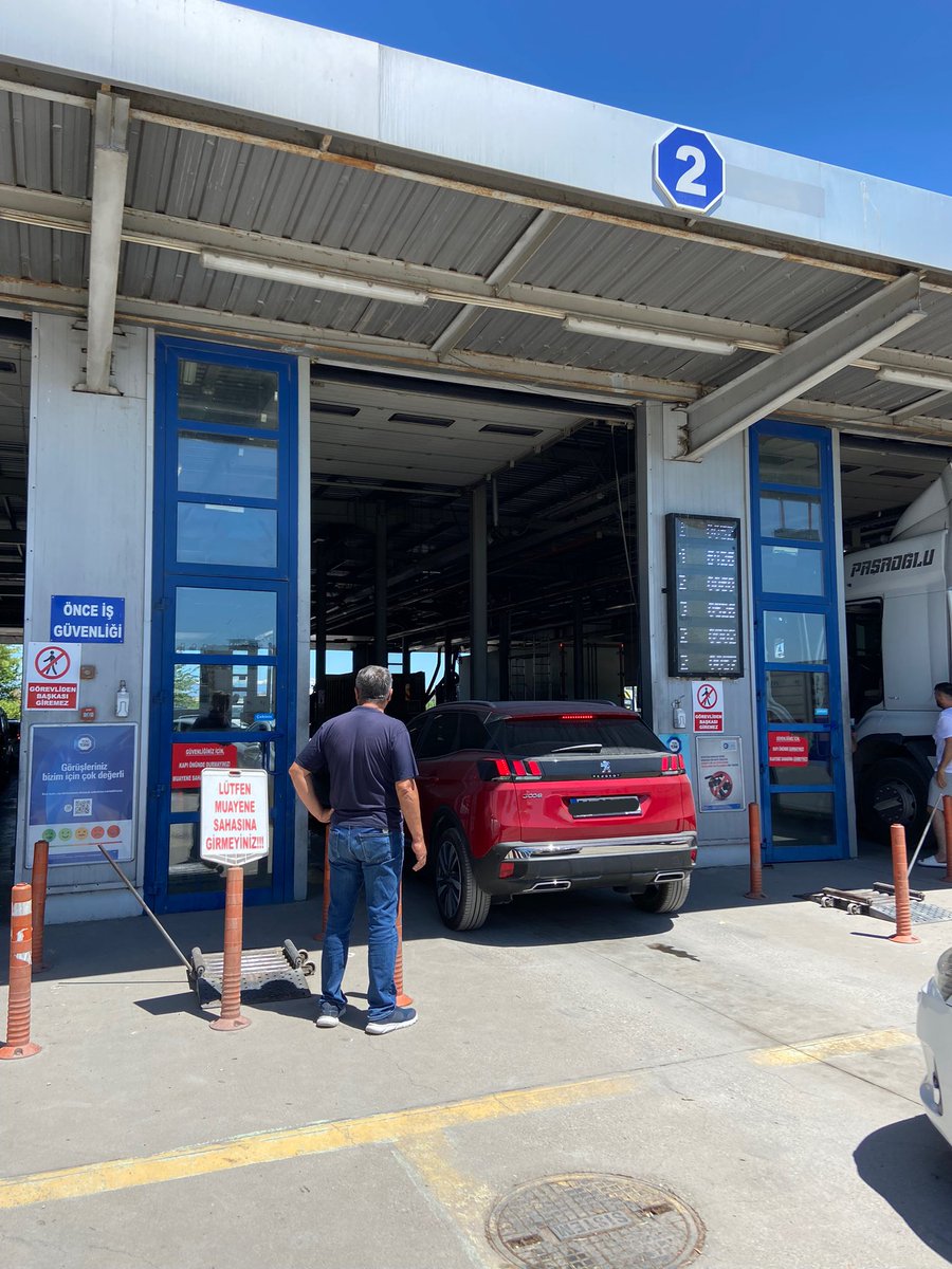 Aracı muayene ettirmek için geldim neymiş efendim araç olmadan muayene etmiyorlarmış kardeşim araç gelecek durumda olsa getirirdik herhalde yazacağınız bir rapor nedir yani #HekiminGözündekiIşıkSöndü