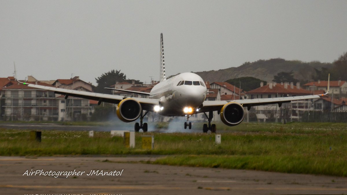#BuenosNeoDias
#Sabado
Cuando viene a @DonostiAir #LESO el @Airbus #A320Neo de @vueling siempre es un espectáculo 

#WeVuelingYouSpotting
#VuelaDesdeHondarribia 