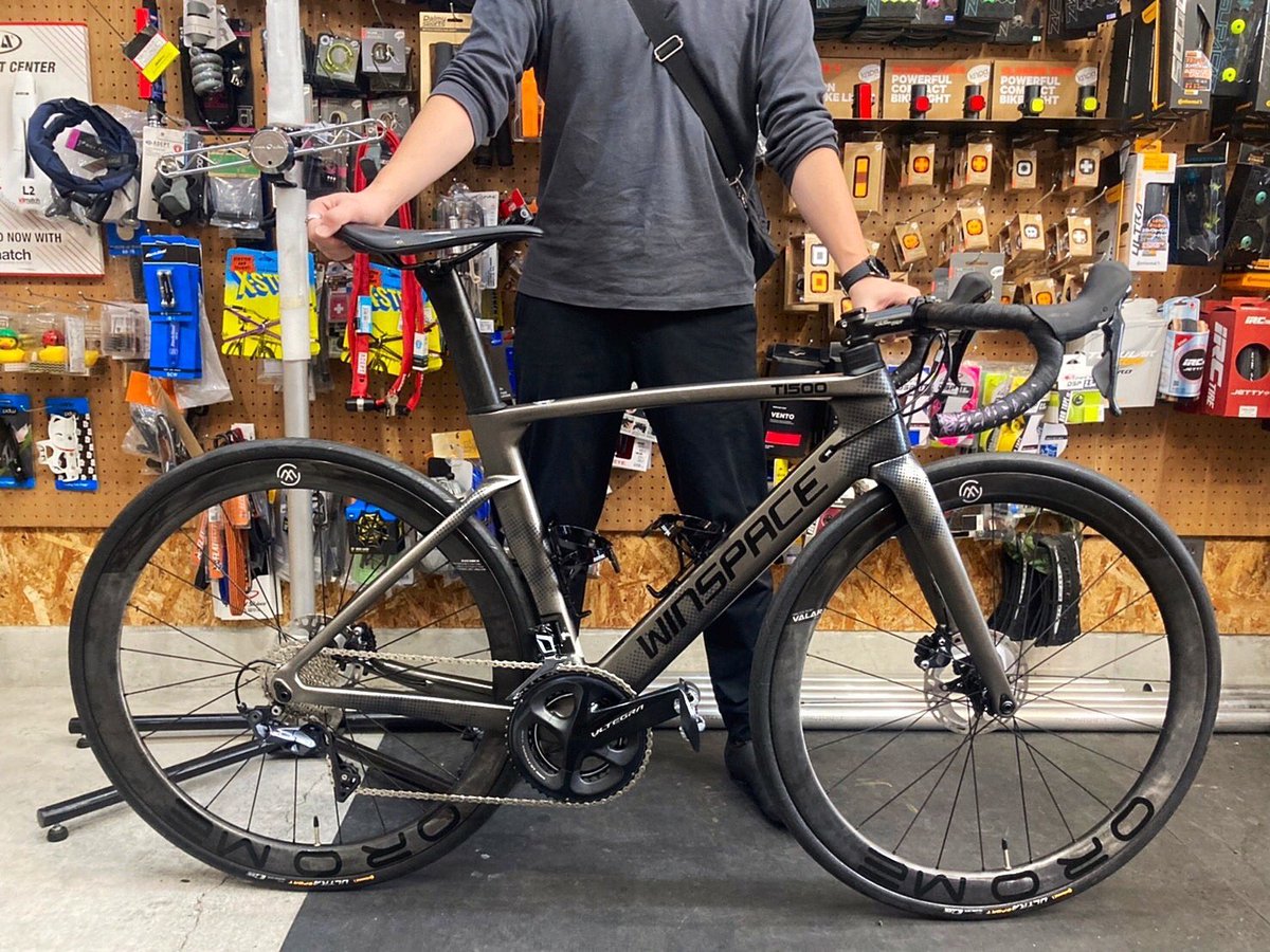 MT_CYC's tweet photo. ついに納車！
WINSPACEのT1500に
elvesbikeのOROMEをセット
渋いガンメタルと
派手なマルチカラー両方最高！
Pokito a Pokoさん丁寧な仕事、
ありがとうございました！

#PokitoaPoko
#WINSPACE #T1500
#elvesbike  #OROME https://t.co/F7T8HXi5ei