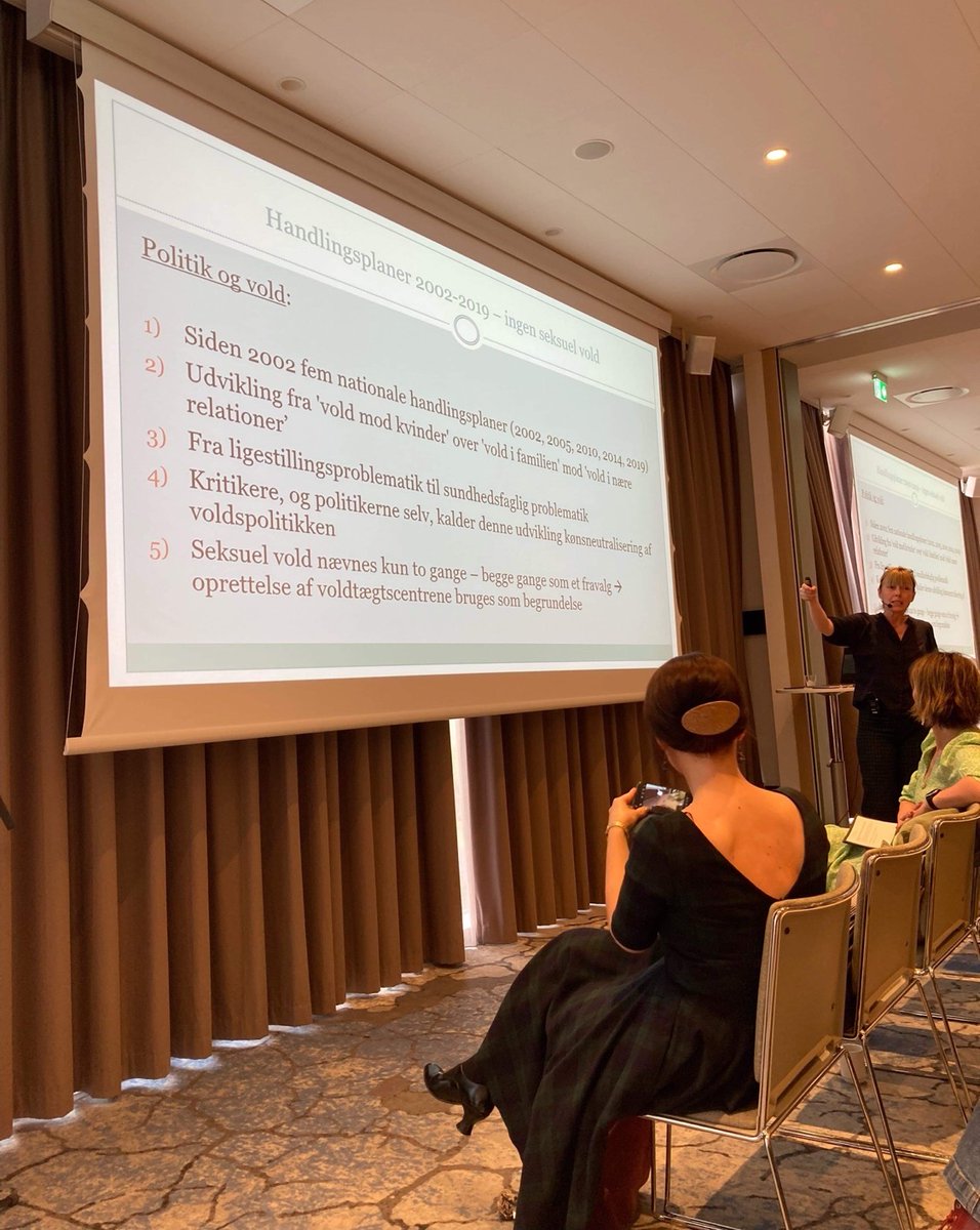 LOKK_dk's tweet photo. LOKKs leder af Analyse og Udvikling, Eva Bertelsen, holder  sammen med Camilla Dremark, leder af Exitcirklen i Jylland, oplæg på NVMK22. De påpeger manglende fokus på seksualiseret vold i dansk politik og forskning og behovet for et mere nuanceret sprogbrug om seksualiseret vold. https://t.co/1eE8hCn9lq