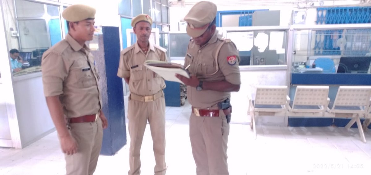 #BastiPolice थाना छावनी चौकी विक्रमजोत प्रभारी श्री  योगेंद्र कुमार सिंह मय पुलिस फोर्स द्वारा चौकी विक्रमजोत  क्षेत्र अंतर्गत बैंकों में लगे सीसीटीवी,सायरन व आस-पास संदिग्ध व्यक्तियों/वाहनों को चेक किया गया 
<a href="/Uppolice/">UP POLICE</a>
<a href="/AdgGkr/">ADG ZONE Gorakhpur</a>