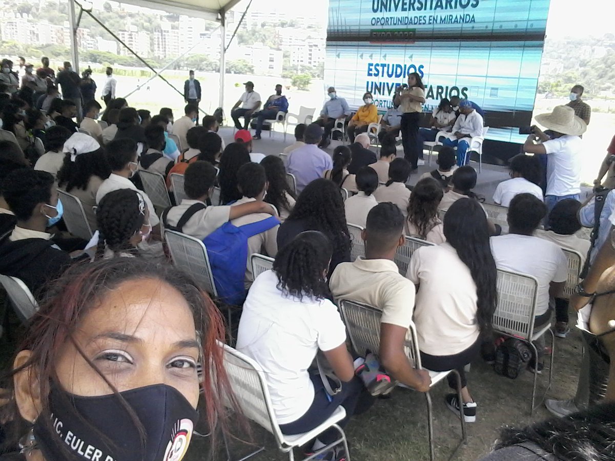 rios_euler's tweet photo. Región Educativa eje Plaza Zamora con sus estudiantes de 5to año presentes en la inauguración de la Expo Oportunidades Universitaria en el parque Simón Bolívar, Mgs.Euler Rios Coord.del Buen Vivir Estudiantil https://t.co/vKsbfagGvi