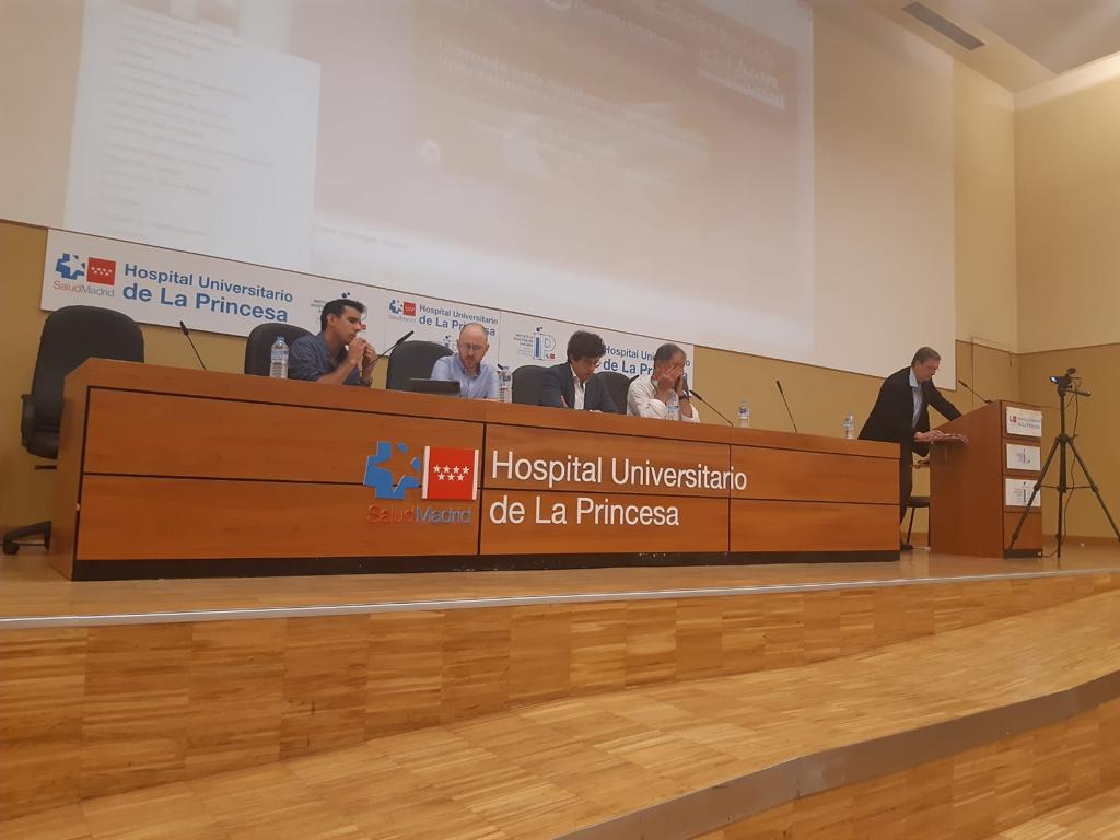 Nuestro queridísimo voluntario Carlos Morales en el primer #Congreso de #cooperación #Internacional para #residentes #MIR. Ha contado cómo organizar un #proyecto quirúrgico👨🏿‍⚕️👩🏽‍⚕️ de cooperación internacional 🌍. ¡Bravo Carlos!! 👏🏿👏🏾👏🏿👏🏾