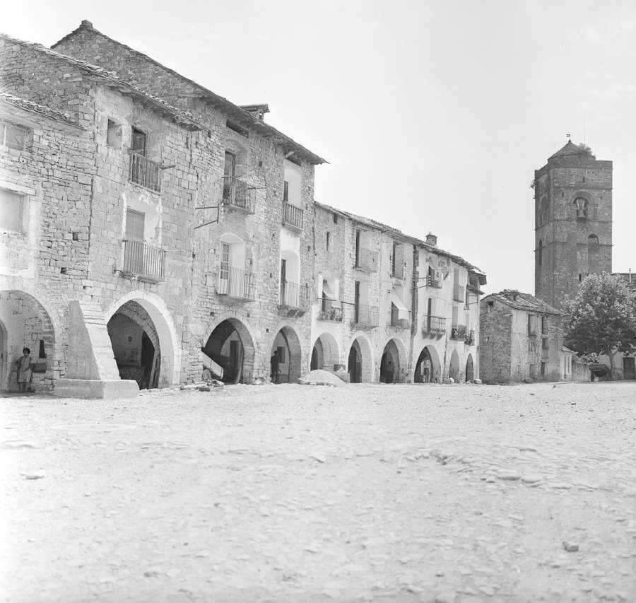 #Aínsa, Huesca @Huesca_LaMagia Varias casas y soportales de mampostería, sillar, madera y teja, 1967 • Imágenes de Miradas a la Arquitectura Popular en España • Colección Fotográfica de Carlos Flores • Museo Etnográfico de Castilla y León @Muset_CyL • museo-etnografico.com/fotografia.php