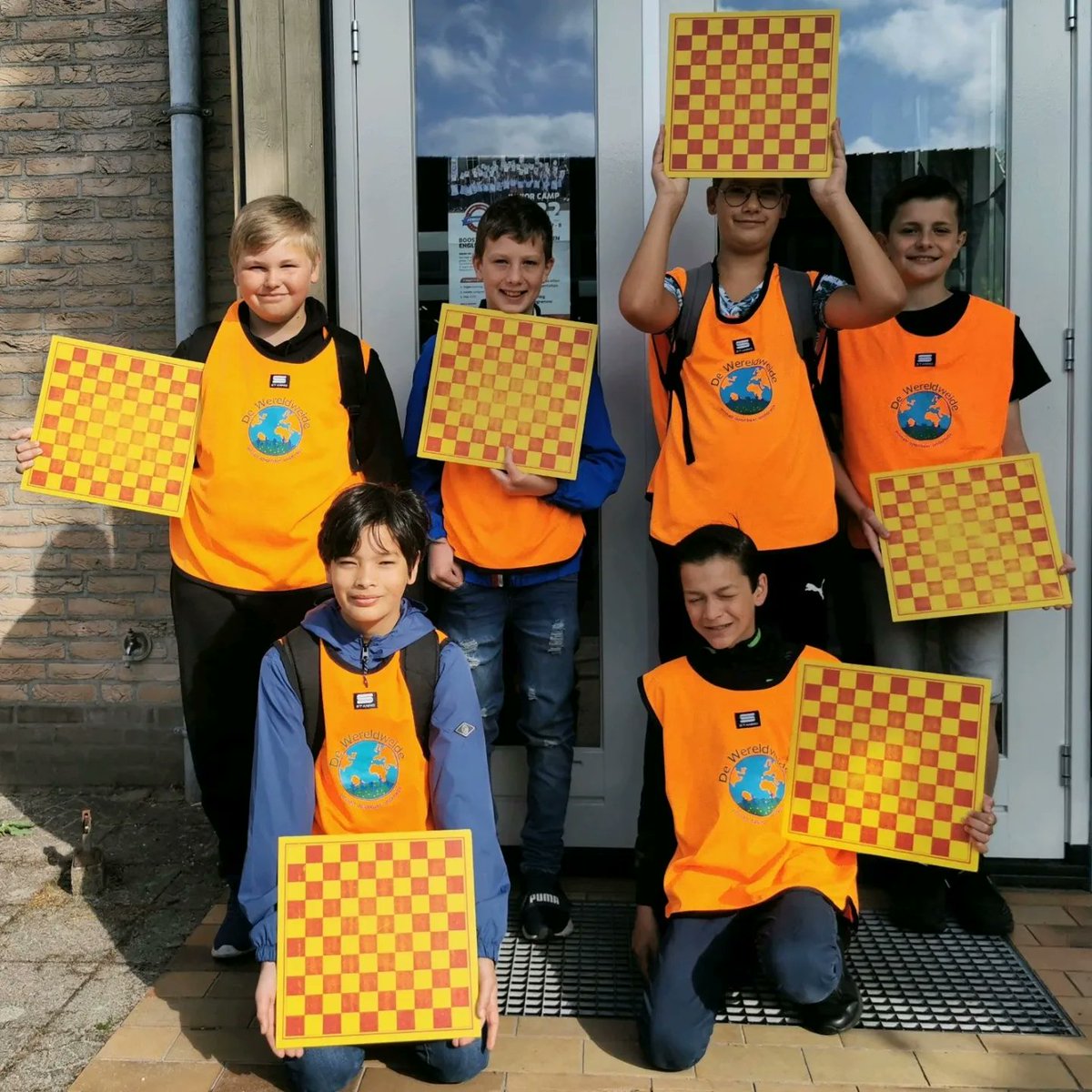 Vanmorgen zijn we vetrokken richting Loenen aan de Vecht.

6 van onze leerlingen gaan meedoen aan het NK school dammen. De damwedstrijden zullen rond 11:00 beginnen. Op dit moment zijn de jongens nog even aan het oefenen.
Duimen jullie mee?