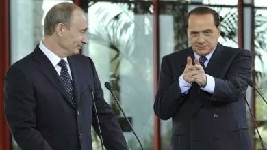 Aprile 2008, quando Berlusconi mimava di uccidere una giornalista che incalzava l'amico Putin ad una conferenza stampa.