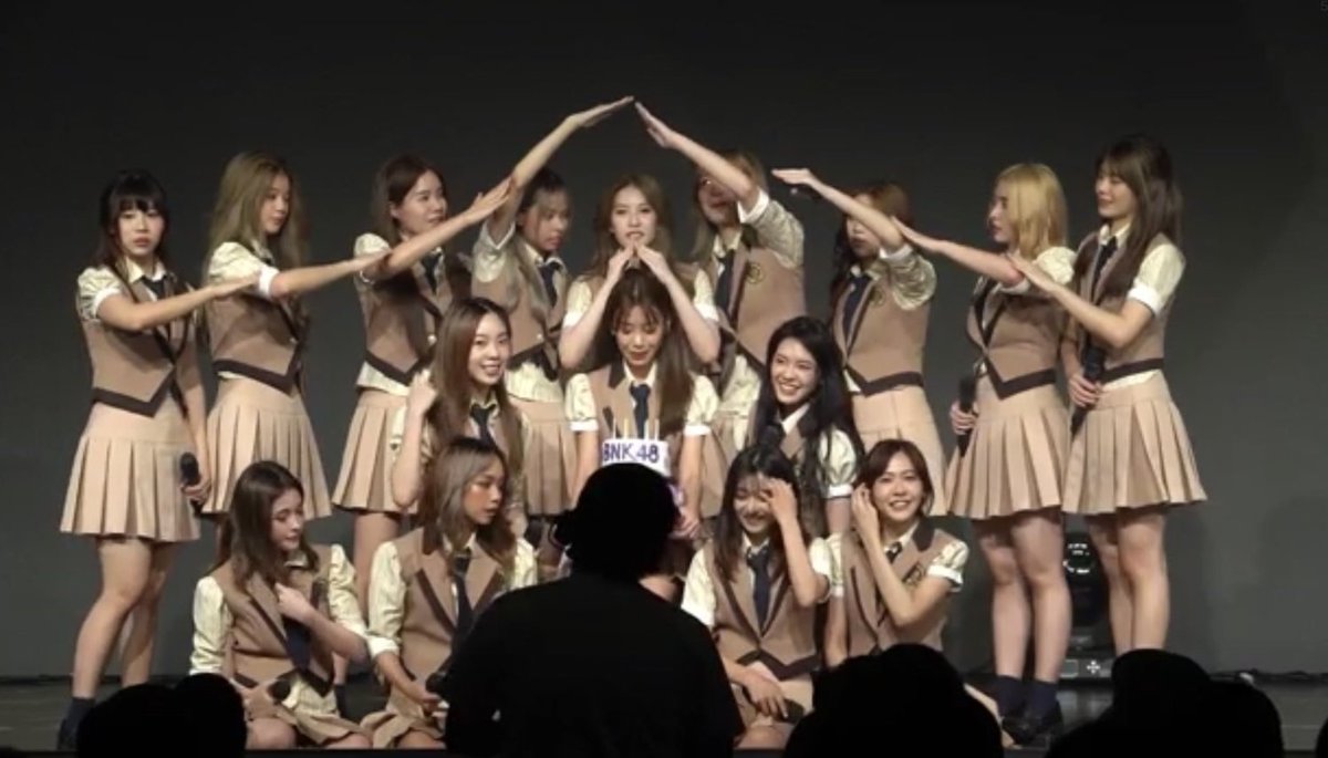 bnk48kcj's tweet photo. รูปหมู่ ver.ใส่มงกุฎให้พี่แก้ว
ขอบคุณเก้าอี้สุดยิ่งใหญ่ by คุณกัปตันวงและคุณกัปตันทีมค่ะ

ขอบคุณพี่แก้วและน้องๆ ทุกคนที่ทำให้สเตจวันนี้มันอบอวลไปด้วยความสุขตั้งแต่ต้นจนจบเลยนะคะ ขอบคุณมากๆ เลยน้า~ 🥰
Kaew BDstage 
#BirthdayGirlKaewStage
#KaewBNK48
#CherprangBNK48
#PunBNK48
#BNK48 https://t.co/5rBblEy2F5