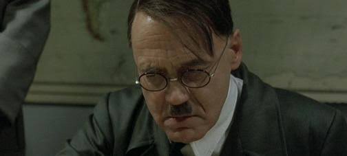 『ヒトラー 〜最期の12日間〜』（独原題：Der Untergang）（2004年）

ヒトラーの秘書を務めたトラウドゥル・ユンゲによる1942年の回想で物語は始まる。
第二次大戦、ドイツ敗戦間近に行われた誕生祝賀パーティー。その席で最高幹部らは口々にベルリン脱出を進言するが、ヒトラーは頑なに拒否をする。