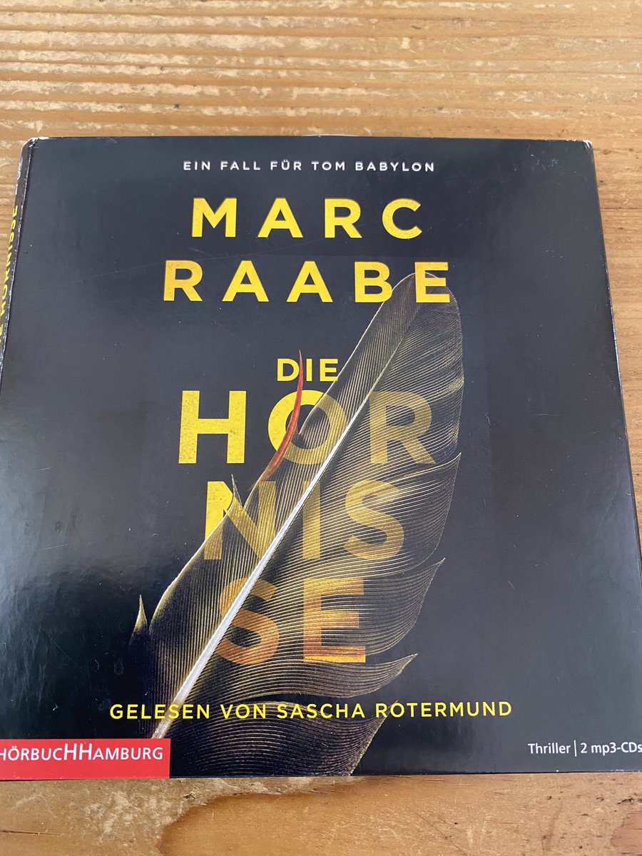 BuchHoch's tweet photo. Krimi im Auto 🚗 ist bei mir gefährlich. Ich muss aufpassen, dass ich nicht aus Gaspedal drücke, wenn die Spannung steigt. Ich mag Tom Babylon und hoffe insgeheim dass er mit Sita zusammen kommt. Hallo #marcraabe falls Sie das lesen, bitte einfließen lassen in den nächsten Band… https://t.co/0cf2zOSi4N