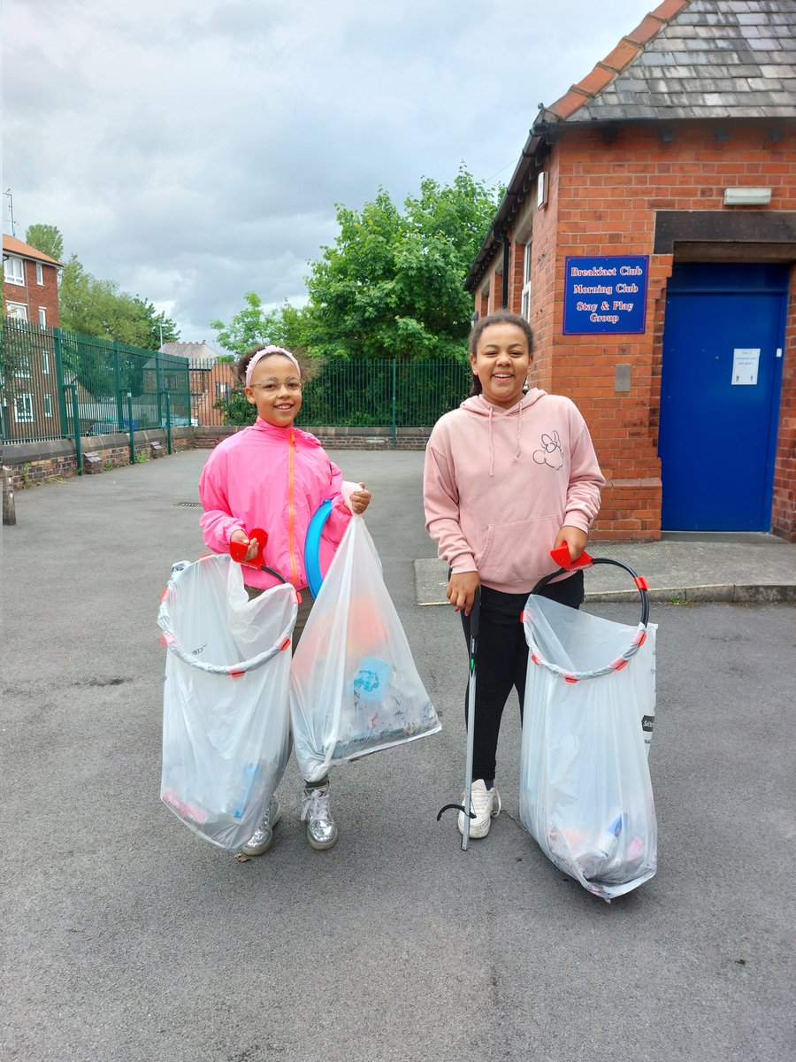 holycrossAS's tweet photo. ๐ฎ The litter pick has begun! So many children and families have arrived to help clean up our local area ๐๐ #LitterPick #CleanUp #LocalCommunity #HCASeco #KidsAgainstPlastic @KidsVplastic https://t.co/Cr18pT5kvZ
