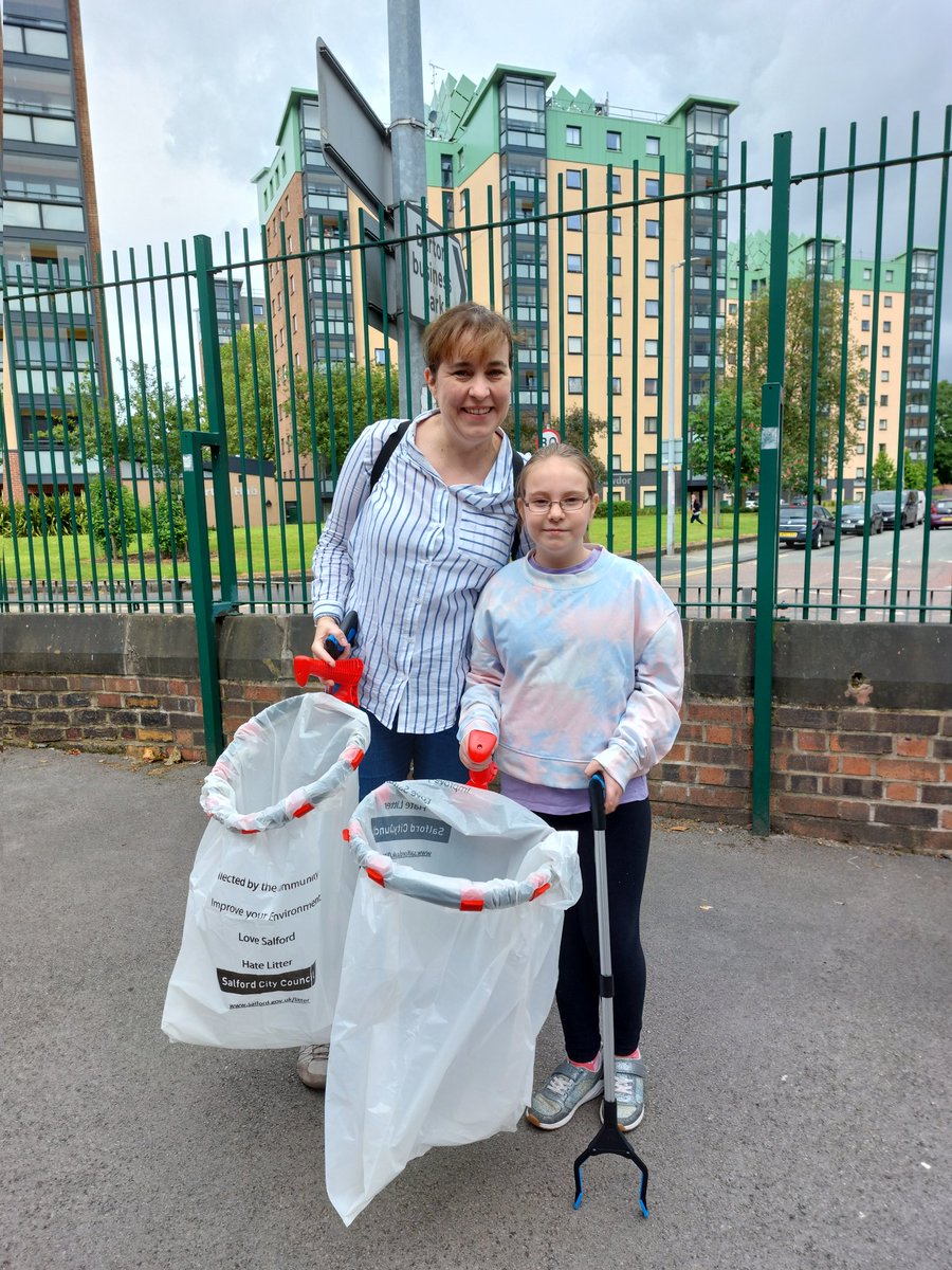 holycrossAS's tweet photo. ๐ฎ The litter pick has begun! So many children and families have arrived to help clean up our local area ๐๐ #LitterPick #CleanUp #LocalCommunity #HCASeco #KidsAgainstPlastic @KidsVplastic https://t.co/Cr18pT5kvZ