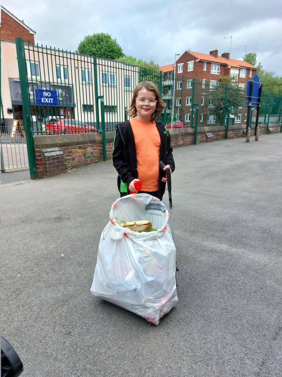 holycrossAS's tweet photo. ๐ฎ The litter pick has begun! So many children and families have arrived to help clean up our local area ๐๐ #LitterPick #CleanUp #LocalCommunity #HCASeco #KidsAgainstPlastic @KidsVplastic https://t.co/Cr18pT5kvZ