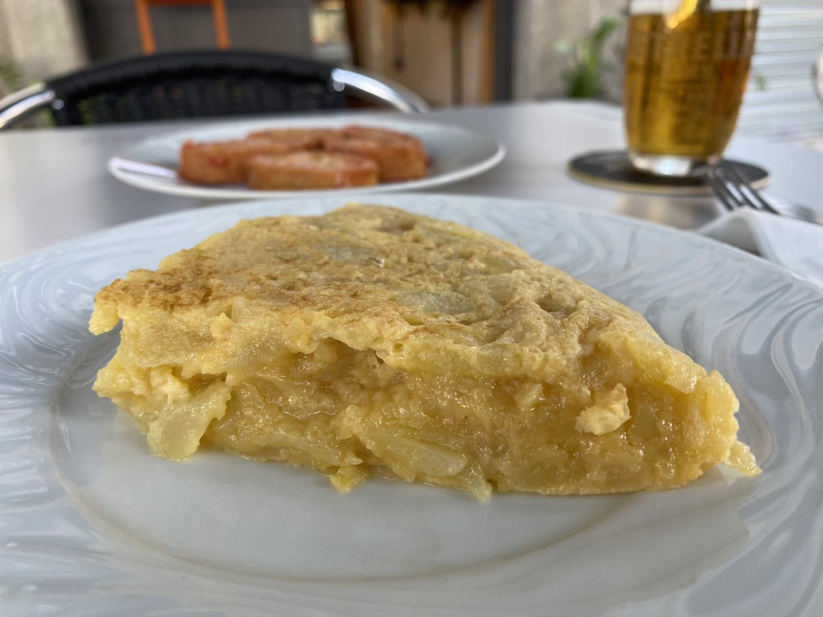 Tiriti1's tweet photo. Truita de patates i croquetes de pernil #esmorzarsdeforquilla @CalNinotbcn https://t.co/WcJt1XG8a0