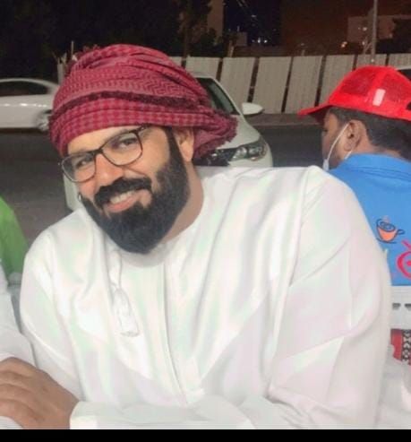 ولااهتم ابد في من رحل عن دنيتي او حل
قلوب الناس تتبدل كذا الوقت ومعاييره
واقول لمن وفا ارحب على خشم الكرامه حل
إلك وسط الصدرمجلس ولك فالكيف تعميره
ومن جنب وجافاني عساني منهم في حل
وعساني بخيرمن وجع السنين وعلهاخيره

ولابشكي وجع قلبي ولادور لحزني حل
قدرمحتوم ومقدر وراضي بشره وخيره