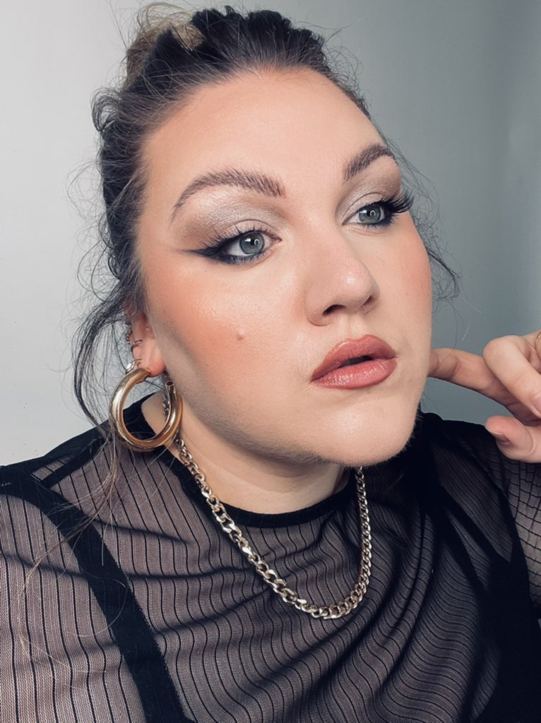 georgie_lowen's tweet photo. ✨ Todays Face ✨
Key Products from @MACcosmetics
-Dusky Rose x9 Palette
-Brushstroke 24hr Liner
-Sex Pot Lashes
-$ellout Lustreglass Lipstick
-Plum Lip Pencil 💋
https://t.co/auToq5tlgk
#MACArtist #MakeupArtist #MOTD https://t.co/SAZF1qASY1
