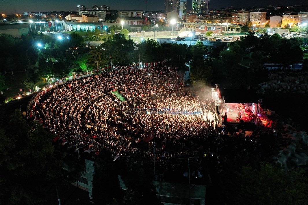 Çok eğlendik, çok oynadık, çok mutlu olduk. 🤩
<a href="/BPasaGencMeclis/">Bayrampaşa Belediyesi Gençlik Meclisi</a> ile birlikte organize ettiğimiz konserde dün akşam güzel şarkıları ile Bayrampaşa’yı coşturan Simge’ye tüm halkımız adına teşekkür ederiz. İyi ki geldin.