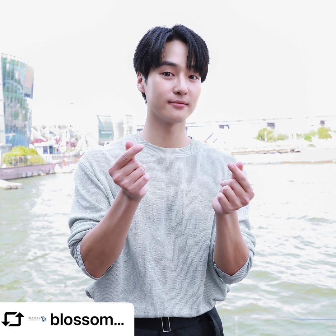 220521 ㅣ블러썸 인스타
[#양세종]

따스한 햇빛 살랑이는 바람
그리고 반짝이는 한강에 세종 배우까지!!
완벽했던 2022, #지금한국은 💕

여러분 세종 배우와 함께한 오늘 하루 즐거우셨나요?😊

여러분의 즐거운 마음이 더 즐겁도록‼️
완벽했던 세종 배우의 사진을 공개합니다~~👍

#YangSeJong