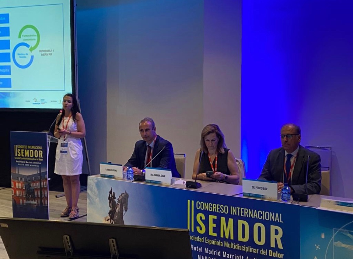SEMDOR2's tweet photo. Los #pacientes con #dolor pueden tardar hasta un año en ser diagnosticados. La #farmacia es un lugar que pude ayudar a valorar la presencia de señales de alarma. Entre los ponentes: Alicia González Rodríguez y modera @IborPedro en el #CongresoSEMDOR22 https://t.co/jTtVrysPzD