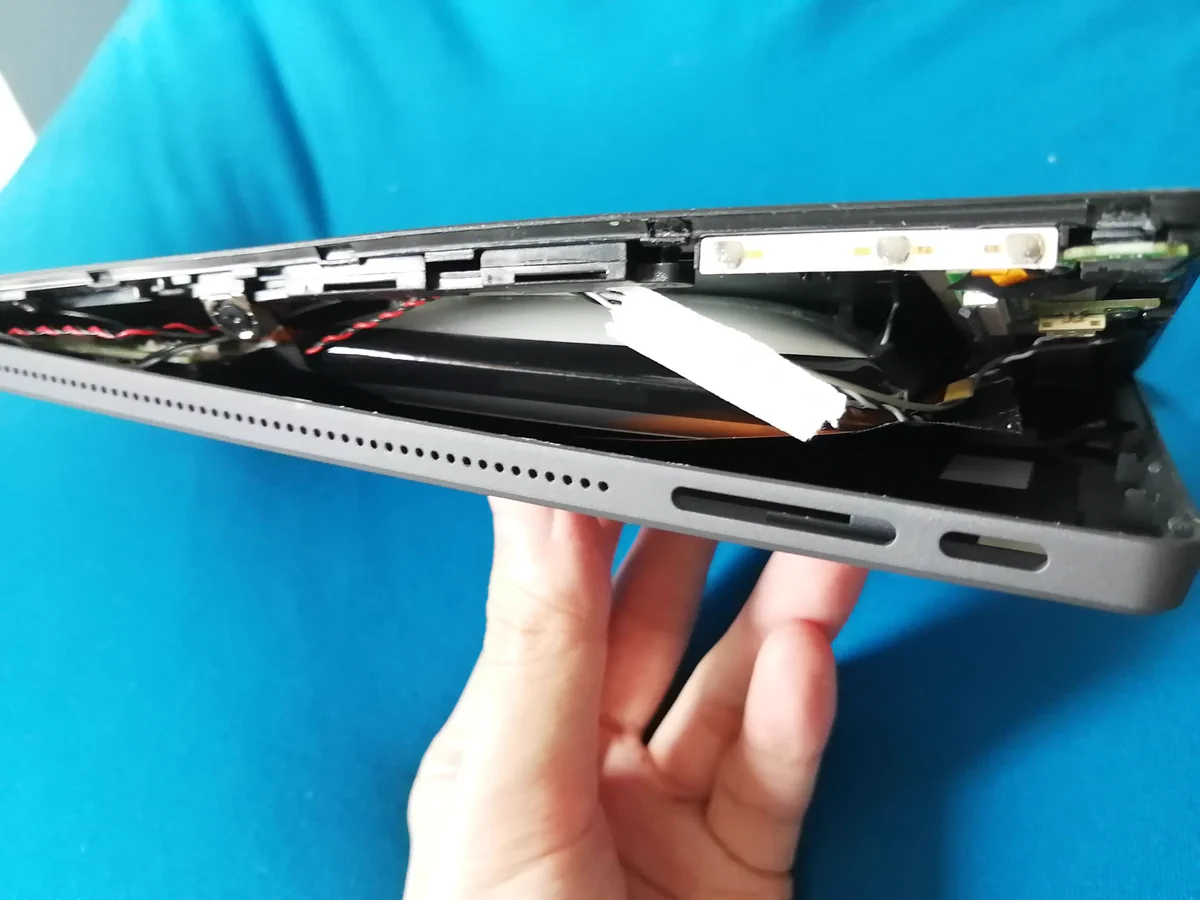 Amazonで買った格安タブレットPC！充電したらバッテリーが膨らんだ！