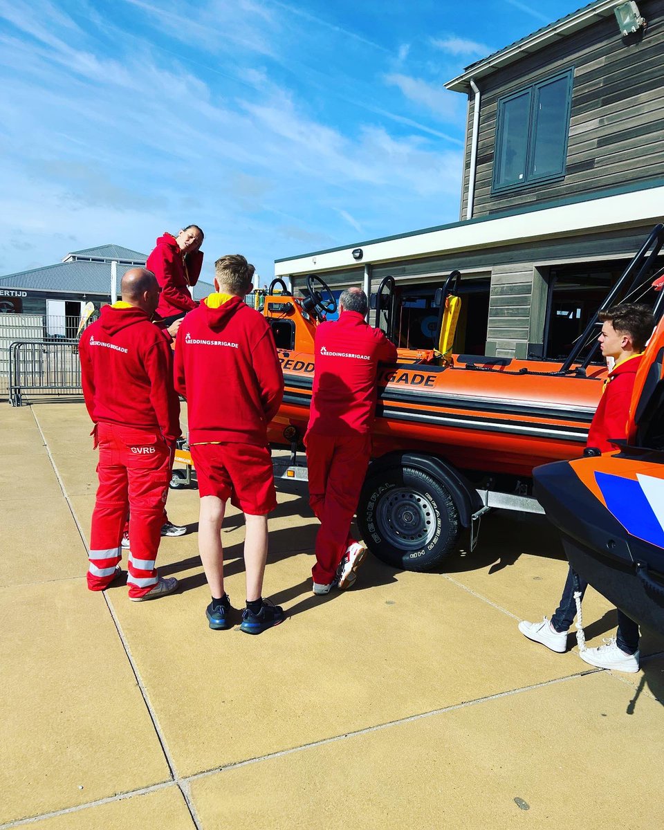 Jaarlijks organiseert Reddingsbrigade ‘s-Gravenzande algemene oefeningen voor haar lifeguards aan het begin van het seizoen. Op deze manier zorgen we ervoor dat de kennis op peil blijft. 

#lifeguards #oefenen #kennisdelen