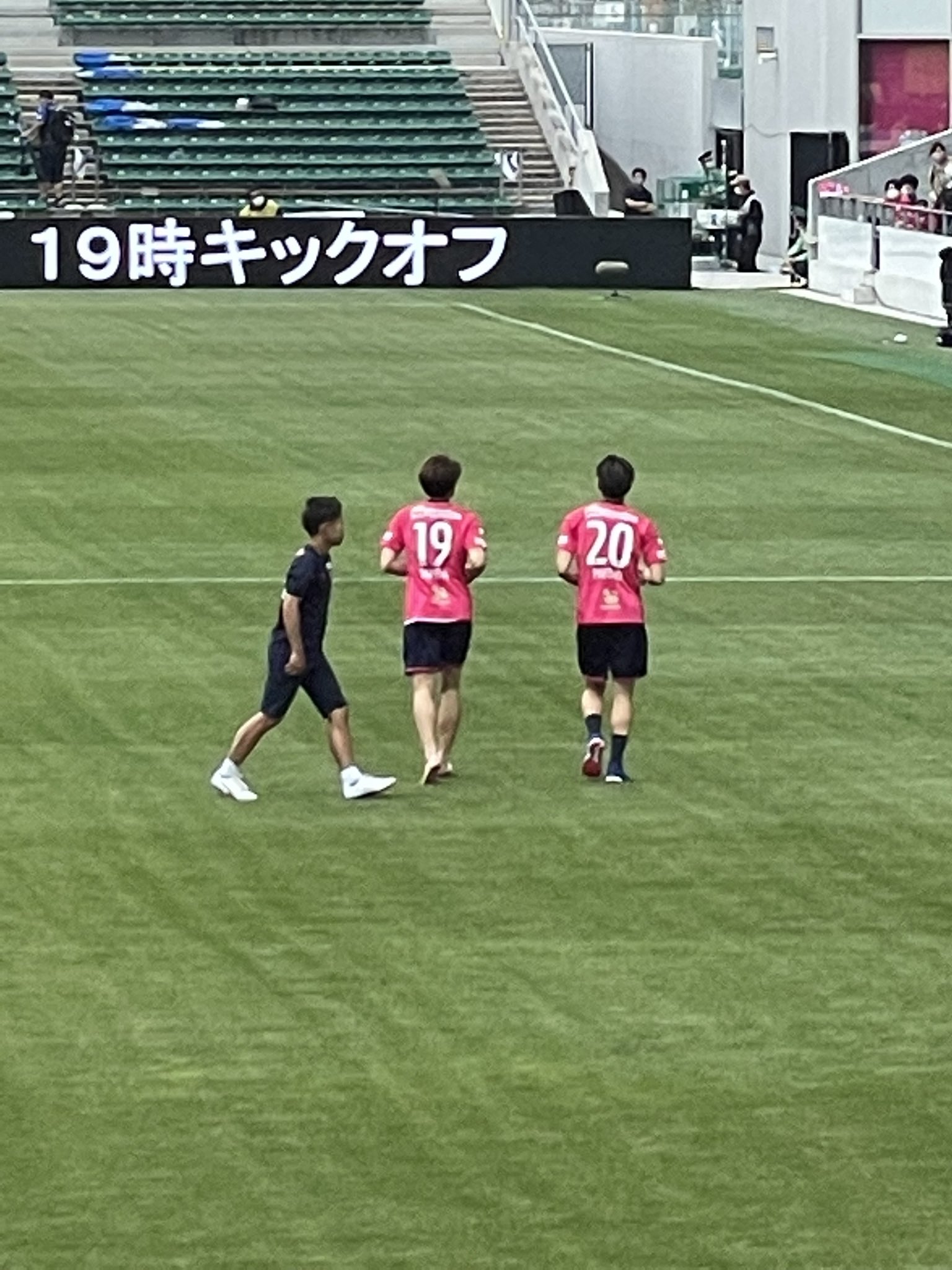 تويتر セレッソ好き على تويتر 今日のダービーで思ったこと 為田の存在の重要さ 彼が居ると今季負け無しかな 試合後裸足でランニング 何か意味あるんだろうね セレッソ大阪 為田大貴 T Co Uttolzeyms