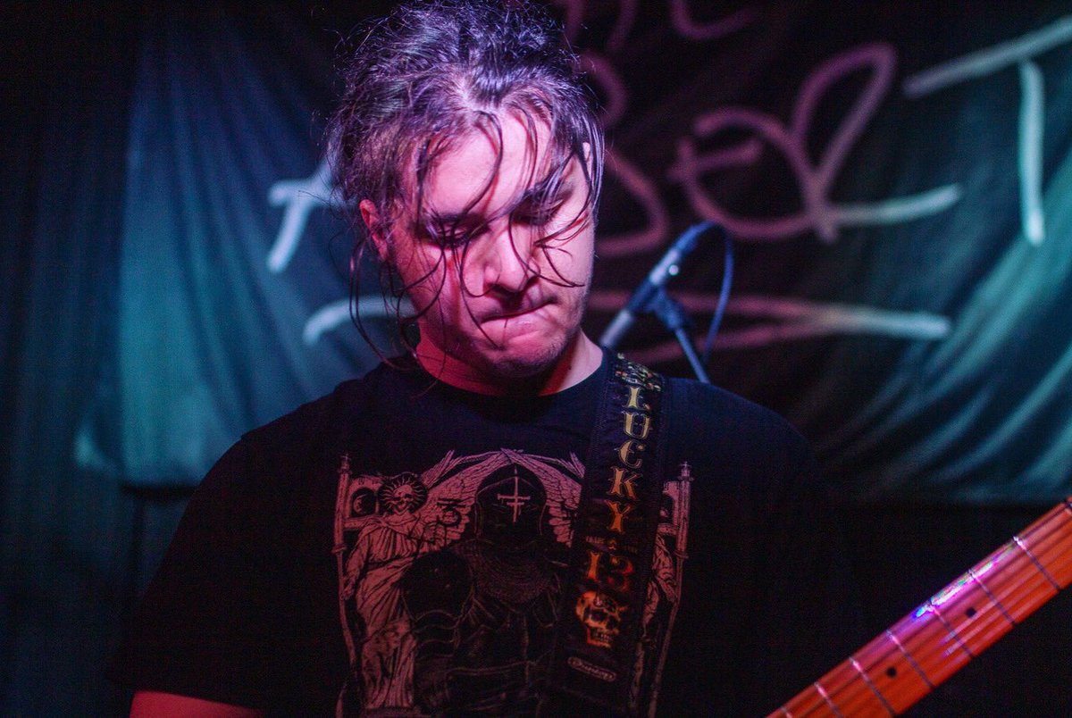 officialdoad's tweet image. They don’t just play guitar - they sing, dance and look amazing while doing it 🖤🤙🏻