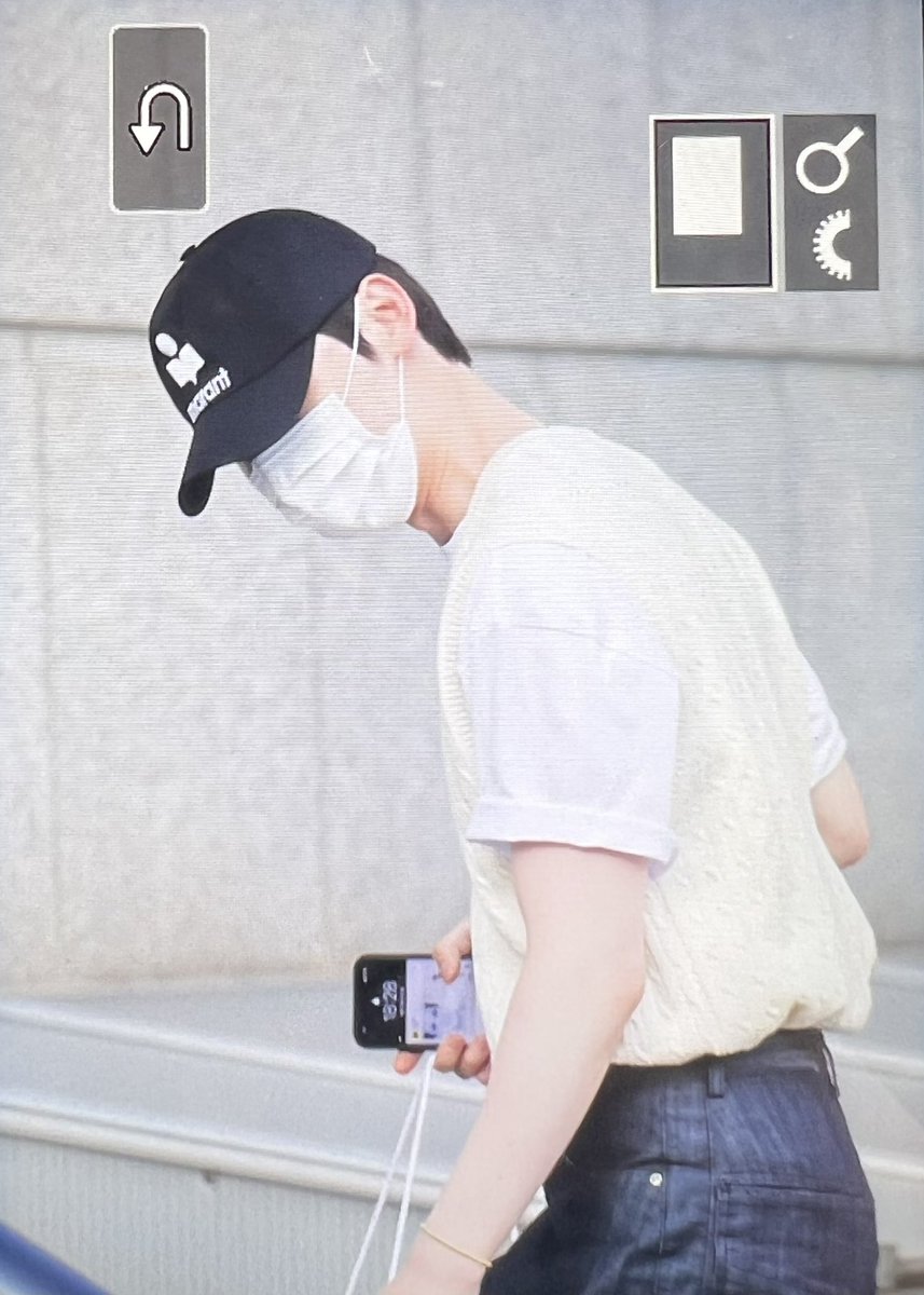 mj_mh0809's tweet photo. 220521 푸른달 스무하루

꽃들고 온 미년😆💐

#민현 #황민현 #minhyun https://t.co/wmYdRzRDrc