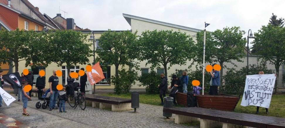 FlueRa_ST's tweet photo. Gerade Sponti-Soliaktion in Salzwedel!
Gegen Kriminalisierung von Menschen auf der Flucht, stabile Forderung nach Seenotrettung und sicheren Fluchtwegen. #Samos2 @_Seebruecke_ https://t.co/lLaXngIwrw