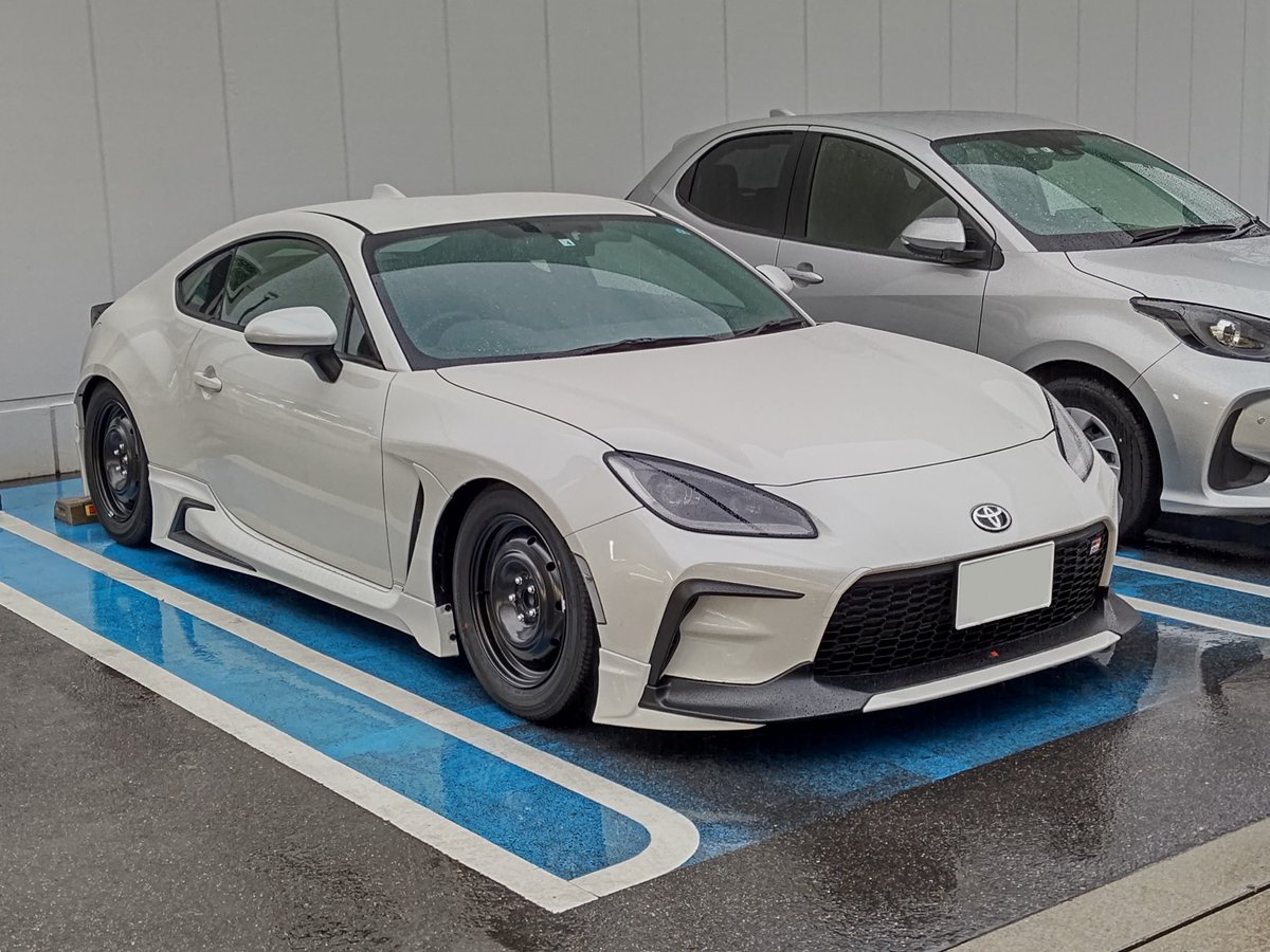 少し早いけどGR86の1ヶ月点検！ 純正鉄チンホイールに履き替えて行っ 