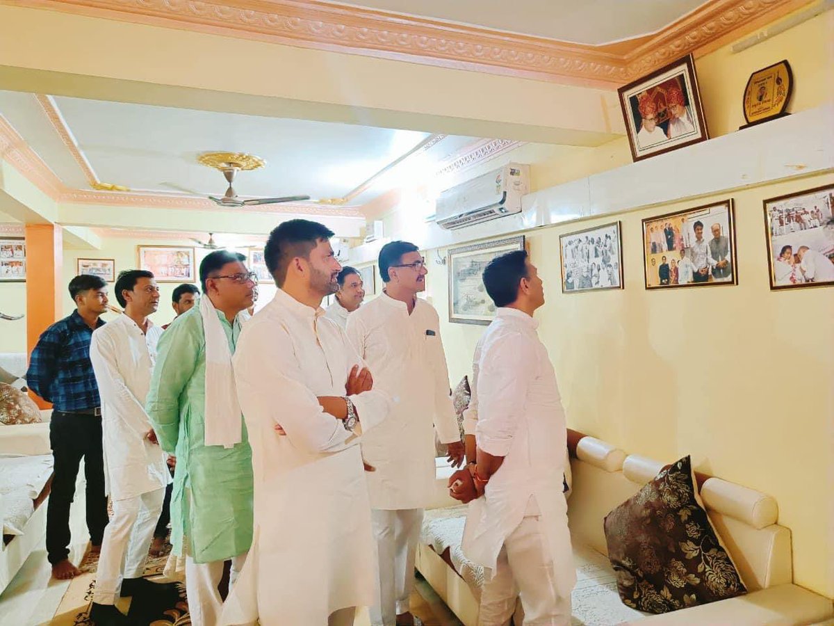 jitupatwari's tweet photo. रायसेन जिले के गडरवास में उदयपुरा विधायक ठाकुर श्री देवेन्द्र सिंह पटेल जी के पुत्र श्री शिवेंद्र पटेल के विवाह समारोह उपरांत उनके निवास पहुँचकर शुभकामनाएँ प्रेषित की। https://t.co/1ReOUO9u5p