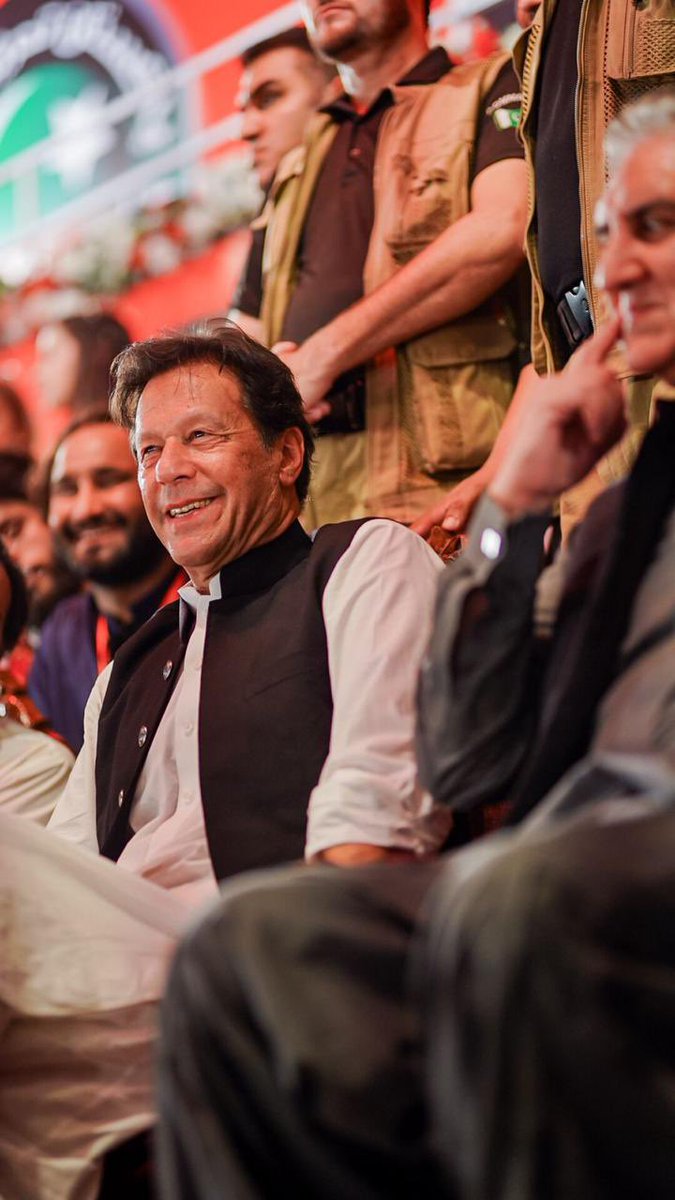 AmnaTweetsEdits's tweet photo. شرارتیں دونوں طرف سے جاری ہے اس لیے کوئی بات نہیں۔ پٹواریوں تم اپنی لڑکی سمبھال لو۔ اور ہم اپنے لڑکے کو سمبھال لیں گے🤣🤭 #imrankhanPTI #مريم #Multan_Jalsa https://t.co/vIDp4u9cZJ