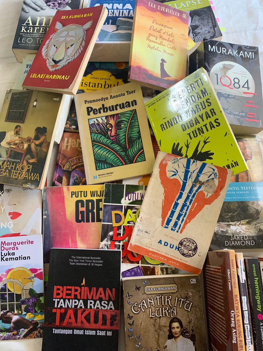 spinxtore's tweet photo. Selamat berakhir pekan teman-teman. Saya mau berjualan buku, siapa tau ada yang butuh bacaan berbahasa inggris maupun indonesia.

Kalo lewat timelinenya, bantu retweet dan likesnya ya, teman-teman.

Pengiriman dari Bandung ya, bisa oren dan ijo. Terima kasih ✨🙏 https://t.co/WfWqMJaRp5