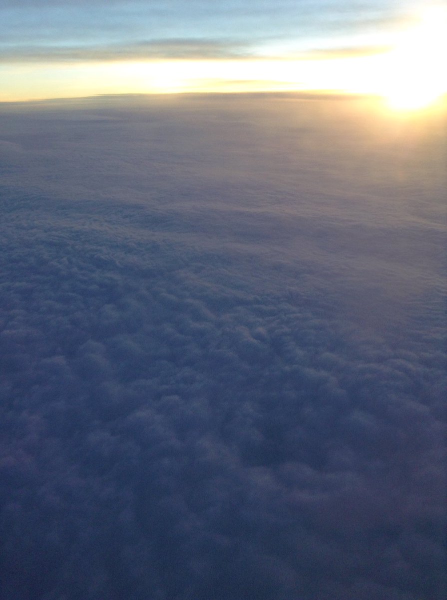 UnoShawn0412's tweet photo. 日よけを上げてみると、窓から太陽の光が差し込んでくる
絨毯のような雲海が視界を覆っていて、とても奇妙な気分になった記憶がある
こういうのがたまにあるから、飛行機に乗るのが嫌いにならない
#photo
#cloudsview
#写真
#雲 https://t.co/9lMOfoHDSg