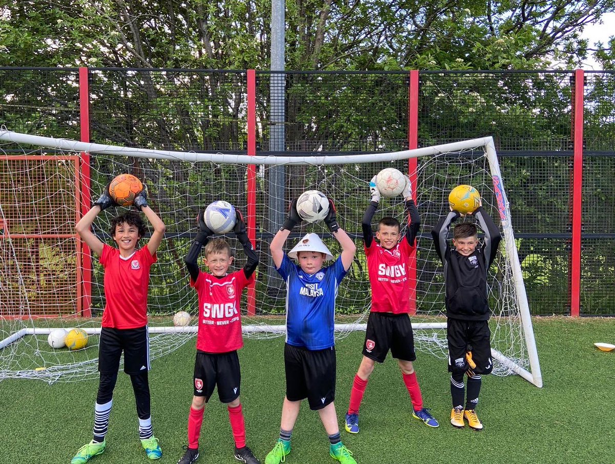 SouthWalesGK1's tweet photo. Good luck to all SWGKs in your games on the weekend ⚽️🧤 https://t.co/noamq2MbjT