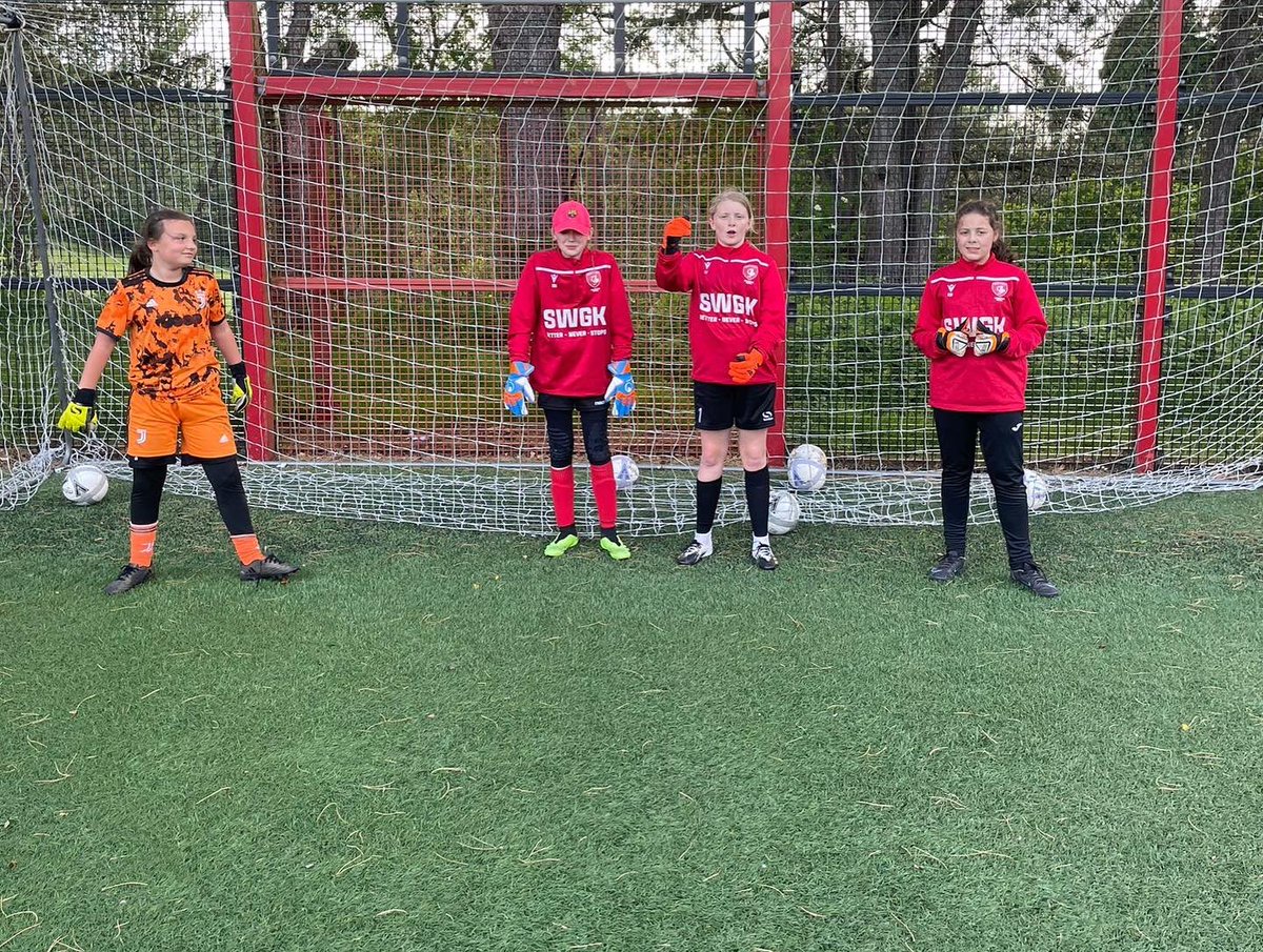 SouthWalesGK1's tweet photo. Good luck to all SWGKs in your games on the weekend ⚽️🧤 https://t.co/noamq2MbjT