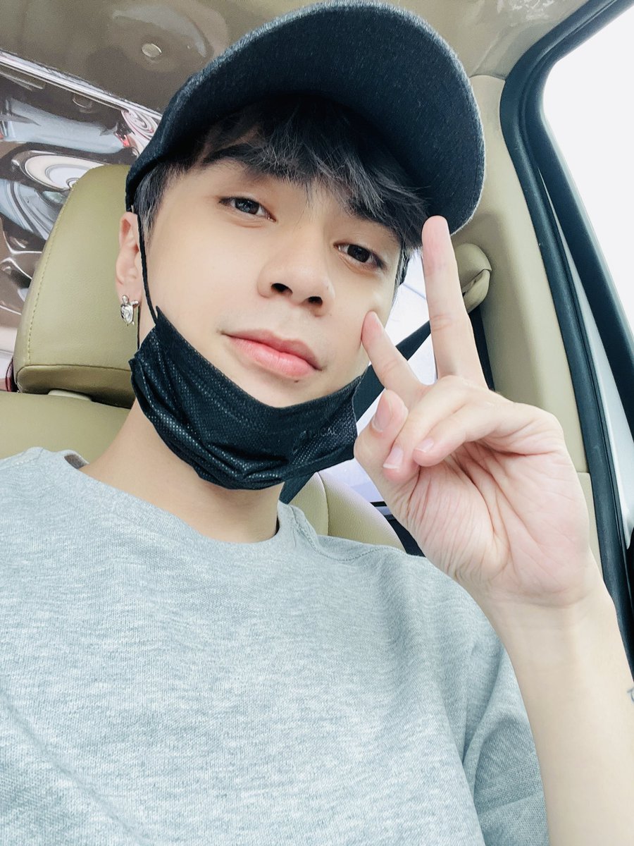 QH_MasterD's tweet photo. Hùng đã hạ cánh an toàn , Muzik nhớ giữ gìn sức khoẻ nhaaaa … Sẽ sớm gặp lại nhau sớm thôi nè 💙… Cám ơn Muzik rất nhiều vì những ngày hôm qua … Rak na khappp 💙💙💙🐼🐼🐼
#QuangHungMasterD https://t.co/t1HTFZHg0G