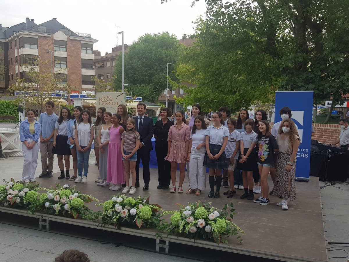 IESLasRozas1's tweet photo. Entrega de premios del Concurso Literario del Ayuntamiento,(Parque de las Javerianas)Premio en la categoría de Bachillerato y narrativa, a nuestra alumna Erika D. por su narración "Capítulo I". También a los alumnos de 1º Bach.,Santiago O. y Sofía Q.
¡ENHORABUENA,CAMPEONES! https://t.co/hGWHSVT2cl