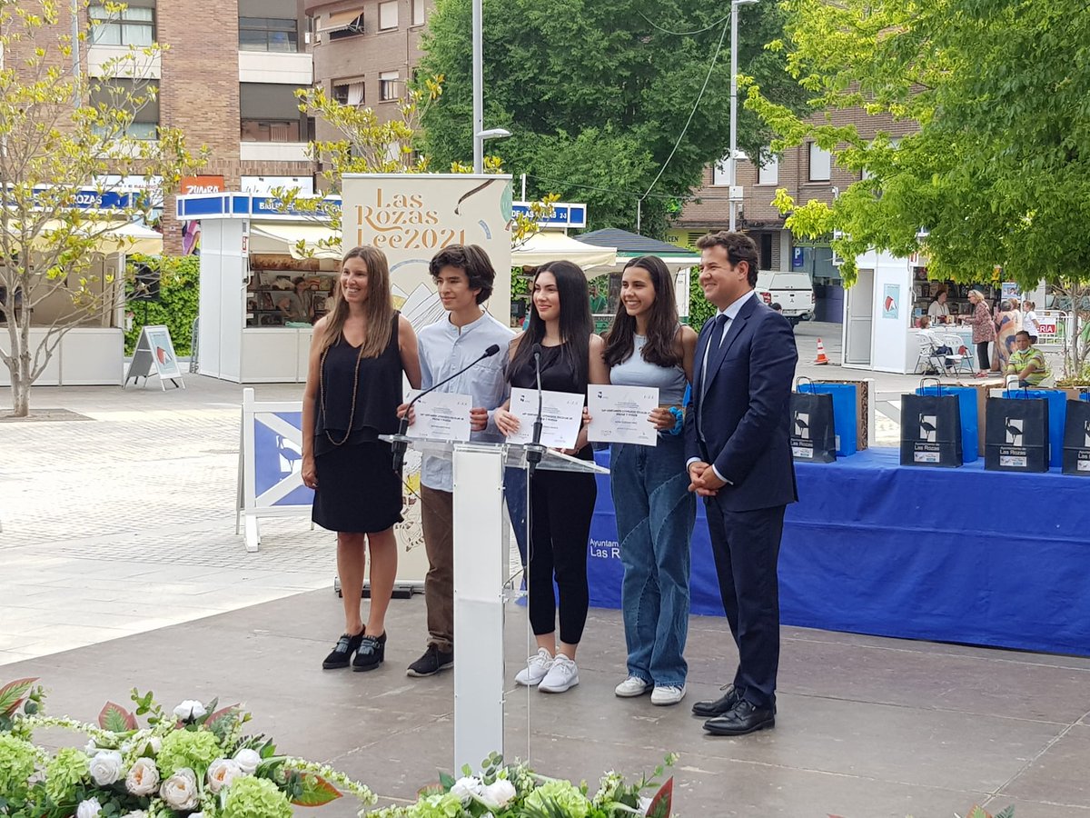 Entrega de premios del Concurso Literario del Ayuntamiento,(Parque de las Javerianas)Premio en la categoría de Bachillerato y narrativa, a nuestra alumna Erika D. por su narración "Capítulo I". También a los alumnos de 1º Bach.,Santiago O. y Sofía Q.
¡ENHORABUENA,CAMPEONES!