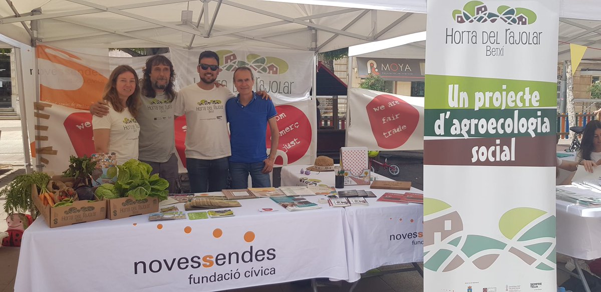 Gente que suma por un mundo más justo y sostenible!  

Acércate esta mañana a la Pl. Huerto Sogueros de #Castello y conoce alternativas de consumo como el #ComercioJusto y la #BancaEtica 

#YoSumo #SomComerçJust