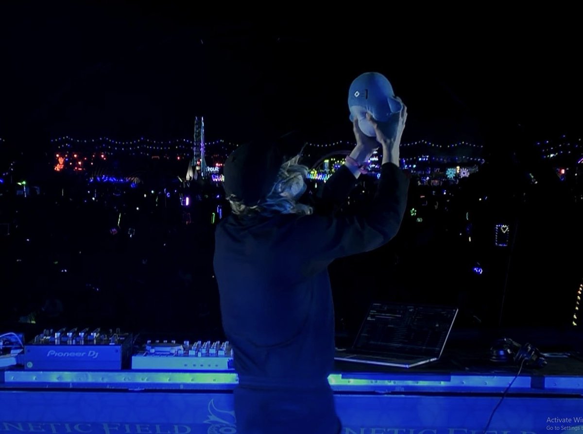 AdrianAlbi11's tweet photo. Porter Robinson /// Virtual Self https://t.co/ivaHupLv7P